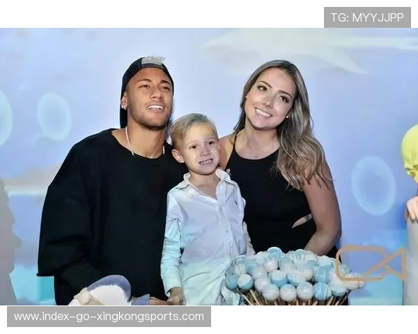 内马尔与家人合照晒出烹饪成果,生活化的一面圈粉 内马尔与家人合照晒出烹饪成果,生活化的一面圈粉