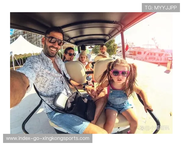 足坛巨星温馨日常：陪家人做饭时的“意外惊喜”