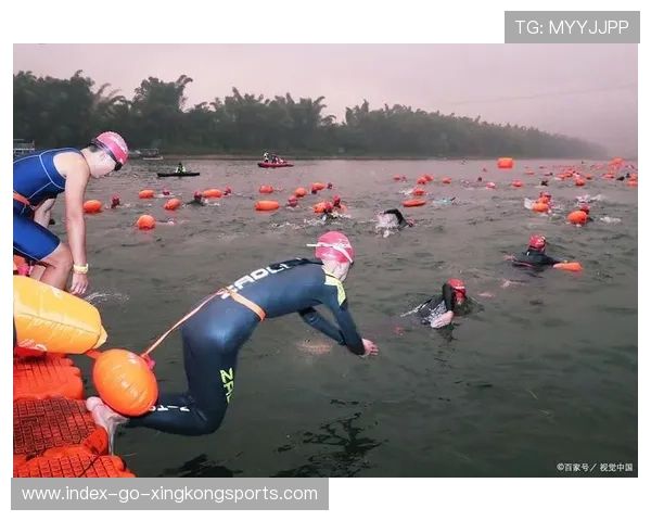 桨板运动员被大浪拍翻后骑回水面 桨板运动员被大浪拍翻后骑回水面