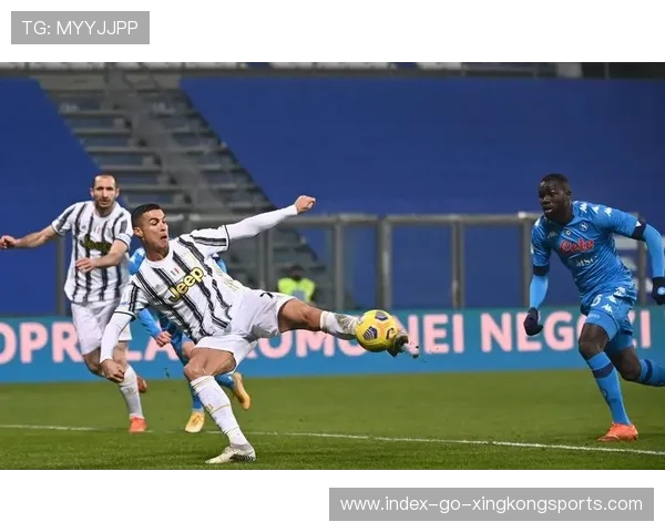 尤文后卫夜训：盯人战术与区域联防被交替练习