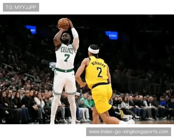 布朗关键抢断,绿军防守反击得分